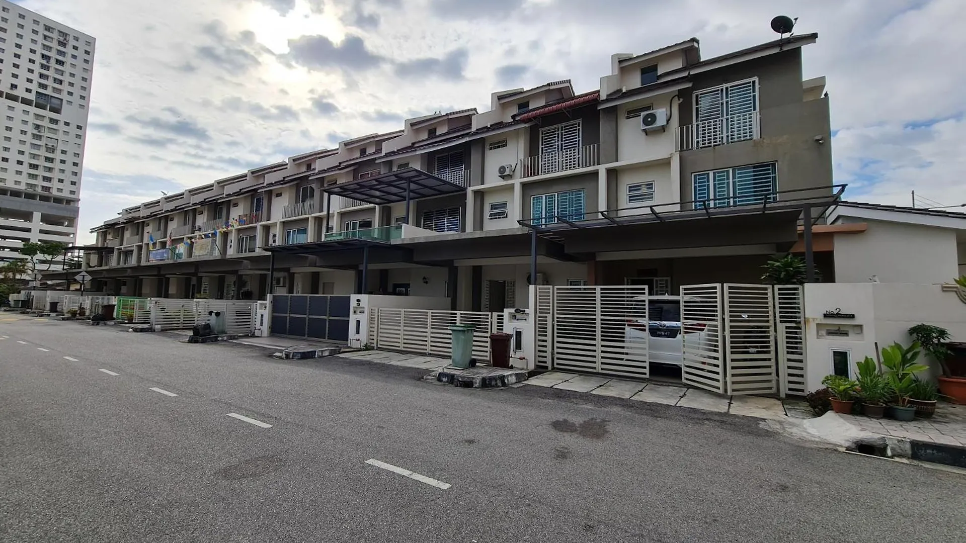 3Storey House 13Pax Family Suite Bayan Lepas